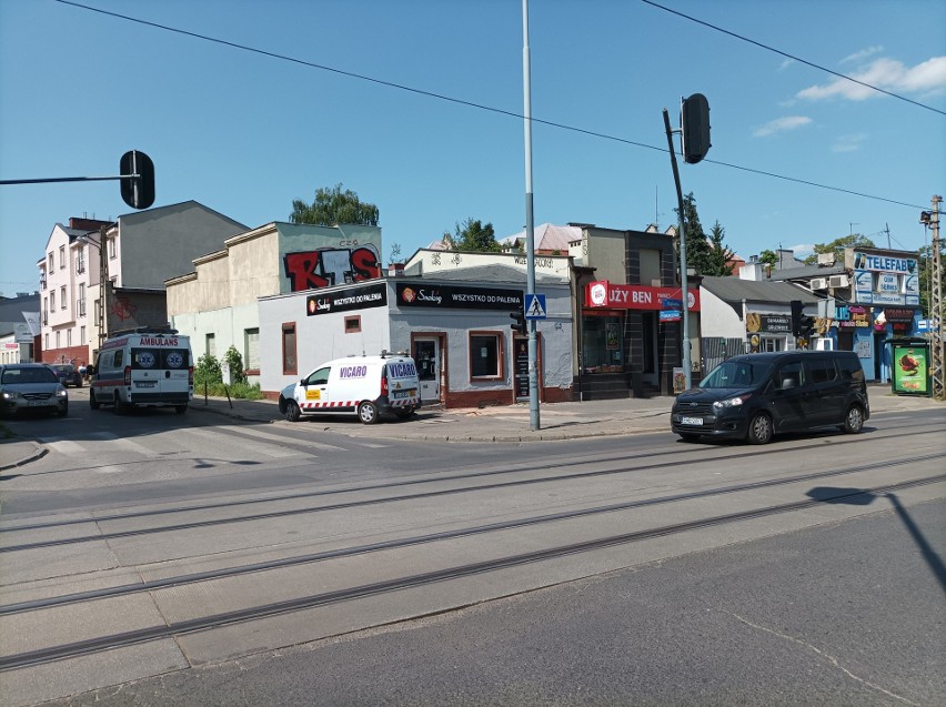 Wypadek na ulicy Rzgowskiej w Łodzi. Kierująca skodą pomyliła gaz z hamulcem i uderzyła w budynek