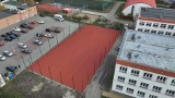 Przy Szkole Podstawowej nr 1 w Słubicach będzie nowe, wielofunkcyjne boisko. Wcześniej był tu asfalt, w planie była budowa parkingu