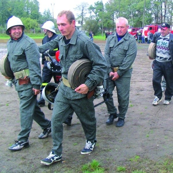 Drużyna strażaków ochotników z Krukowszczyzny wystąpiła w starych mundurach tak zwanych moro