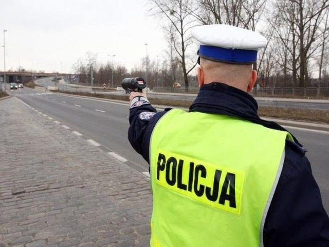 Policjanci za przekroczenie dozwolonej prędkości nałożyli na 17-latka mandat w wysokości 400 złotych.