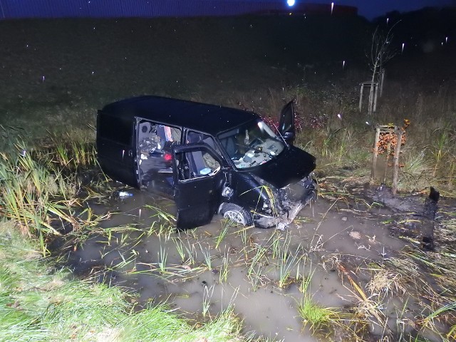 Wypadek na drodze Choroszcz - Żółtki. Furgonetka wpadła do bagna.