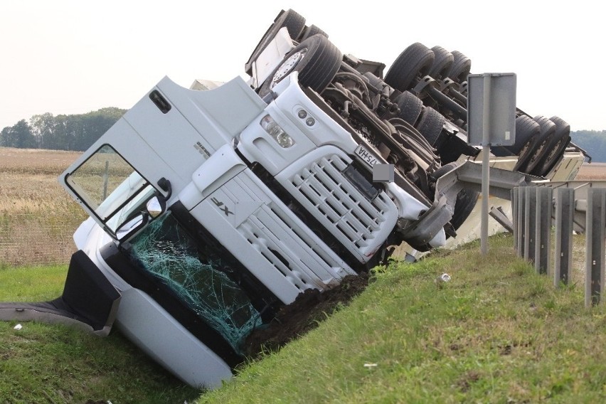 Tir z karmą dla zwierząt wpadł do rowu. Ukraiński kierowca ranny (ZDJĘCIA)