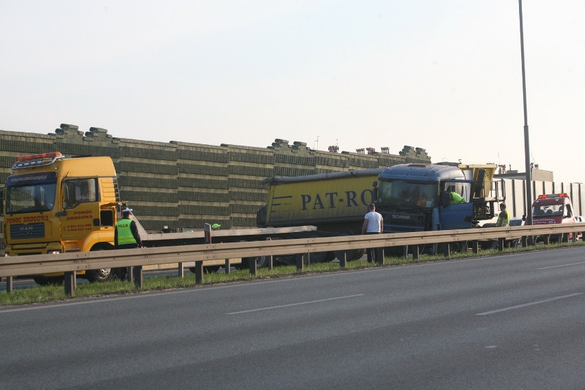 Katowice: Tir blokował jezdnię na al. Roździeńskiego