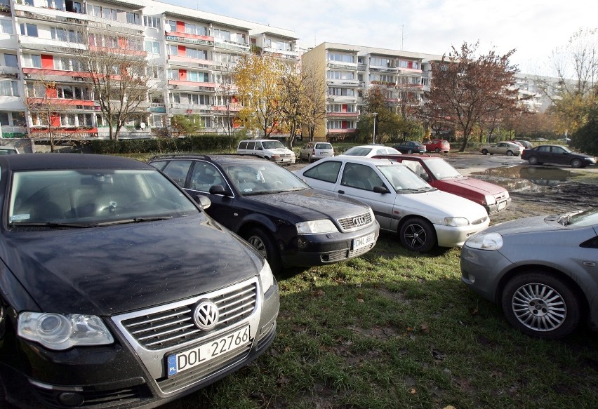 Problemy z parkowaniem na wrocławskich osiedlach. Wprowadzą...