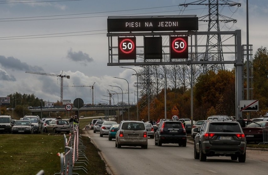 Czwartek 17 listopada na pomorskich drogach. Korki, wypadki, utrudnienia [RAPORT DROGOWY]