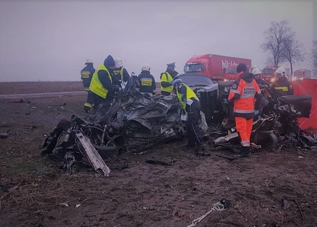 W środę, 16 stycznia ok. godz. 16.00 doszło do śmiertelnego wypadku w miejscowości Marlewo (pow. obornicki). Wstępne informacje wskazują, że kierowca samochodu osobowego marki Audi wypadł z drogi i rozbił się na drzewie. Mężczyzna poniósł śmierć na miejscu. Z powodu wypadku droga wojewódzka pomiędzy Rogoźnem a Wągrowcem została całkowicie zablokowana. Zobacz więcej zdjęć ---->