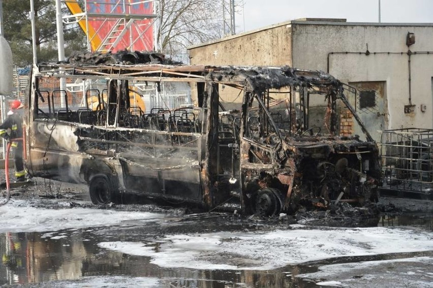 Pożar busa w Głogowie
