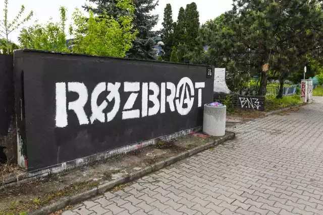 Aktywiści z Rozbratu kupili część terenu, na którym znajduje się Rozbrat, czyli kompleks budynków mieszczących się przy ulicy Pułaskiego na poznańskim Sołaczu.