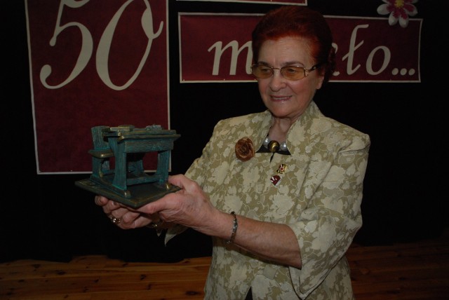 Janina Rychter-Moskaluk była bardzo zadowolona z kopii pomnika ławeczki szkolnej, którą otrzymała na pamiątkę 50-lecia istnienia Sekcji Emerytów i Rencistów ZNP w Słupsku