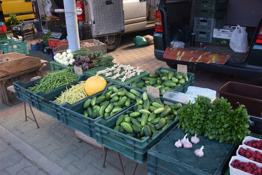 Sobotni miejski targ w Szydłowcu. Bardzo dużo handlujących, mnóstwo kupujących. Jakie były ceny warzyw i owoców  DUŻO ZDJĘĆ