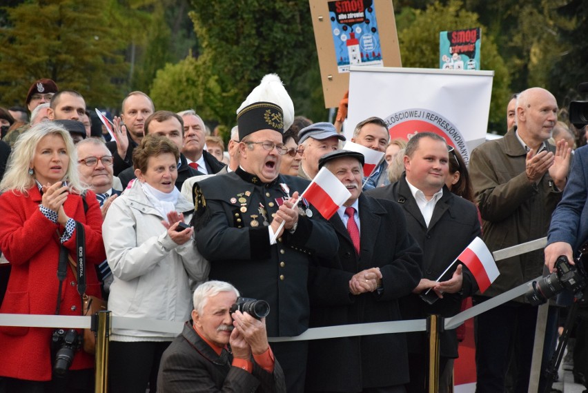 Andrzej Duda – skandowali sympatycy prezydenta RP w Oświęcimiu. Konstytucja – grzmiał KOD  