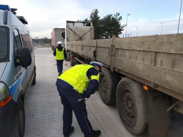 Policjanci oraz inspektorzy skarbowi i transportu drogowego kontrolowali ciężarówki na "średnicówce" w Grudziądzu. Czterech kierowców otrzymało mandaty, a jeden stracił dowód rejestracyjny pojazdu.