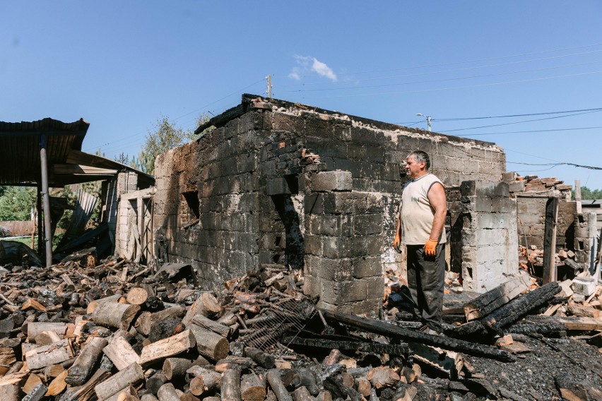 W Tajęcinie k. Rzeszowa trwa liczenie strat po olbrzymim pożarze. Trzech strażaków odniosło obrażenia [ZDJĘCIA]