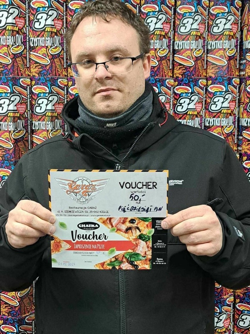 Łukasz Damian Madej przekazuje vouchery na pizzę w Pizzerii...