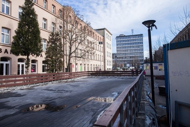 Tafla lodowiska w pasażu Schillera została już rozmrożona, a cała ślizgawka zostanie lada dzień zdemontowana.