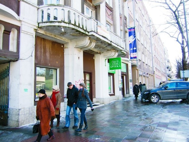 W lokalu przy ul. Sienkiewicza 22 mieściła się dawniej księgarnia Akcent. Pomieszczenie dzieli wejście z apteką.