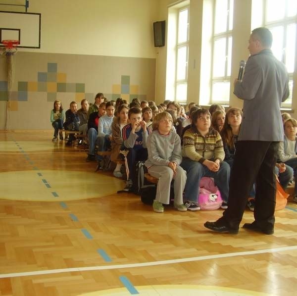 Spotkanie uczniów z policjantem, przedstawicielem kuratorium i pracownikiem Urzędu Gminy w Szkole Podstawowej nr 3 w Mielcu.