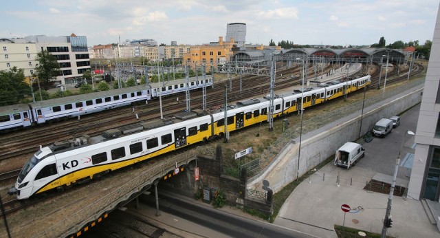 W minionym roku Koleje Dolnośląskie ustanowiły rekord w ilości przewiezionych pasażerów. Z usług przewoźnika skorzystało ponad 19 milionów osób. Najczęściej wybieranym kierunkiem podróży okazał się Wrocław. Sprawdź jakie trasy były najchętniej wybierane przez pasażerów