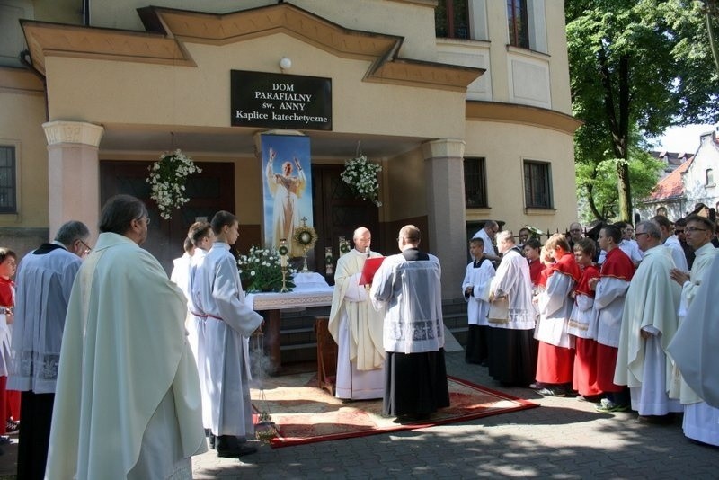 Boże Ciało 2014 w Zabrzu: procesja z kościoła św.Anny w...