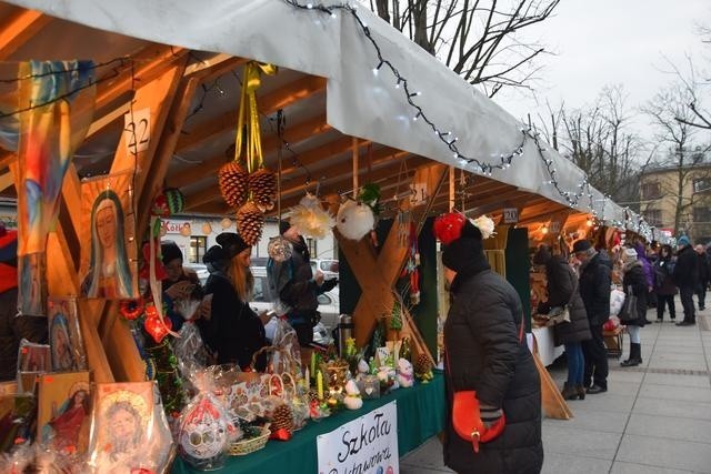 Krzeszowice. Świąteczny Jarmark Tradycji i Rękodzieła na Rynku zwiastuje rychłe nadejście świąt