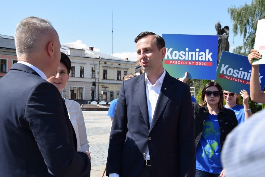 Nowy Sącz. Władysław Kosiniak-Kamysz pojawił się na sądeckim rynku. Kandydat rozmawiał z mieszkańcami [ZDJĘCIA]