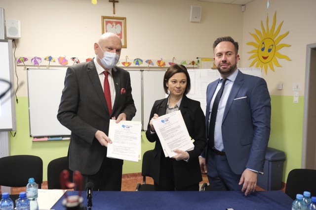 Umowę na budowę szkoły w imieniu miasta podpisał prezydent Michał Zaleski i przedstawiciele wykonawcy - firmy Strabag Izabela Wiśniewska oraz Tomasz Jabłoński