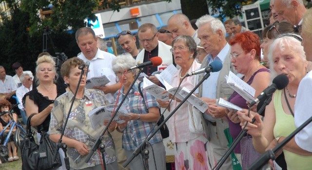 Na placu Lotników zebrali się mieszkańcy Szczecina, aby oddać hołd poległym w Powstaniu Warszawskim.