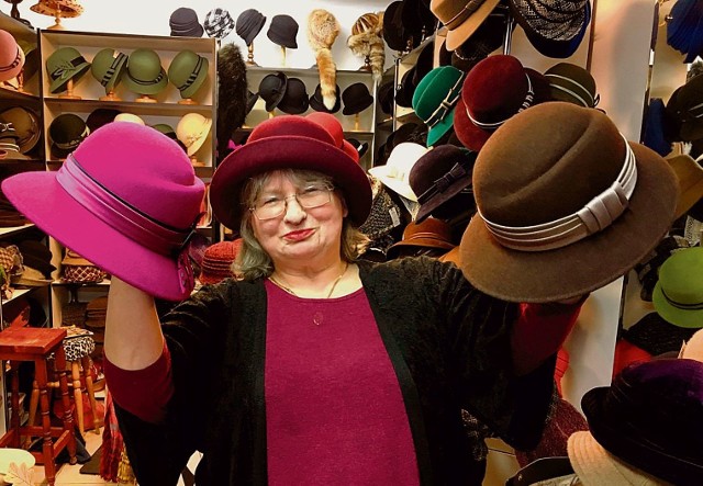 Danuta Szaciłowska kapelusze wyrabia od 50 lat. I ubolewa, że białostoczanki coraz rzadziej je noszą