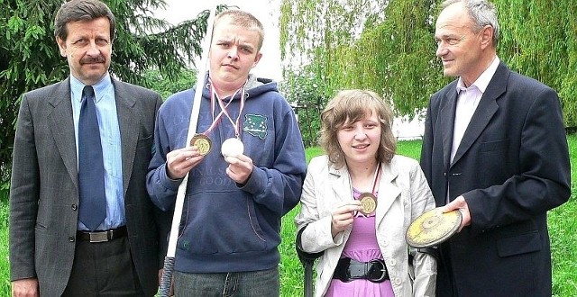 Medali mistrzostw Polski pogratulowali Marlenie Orzechowskiej i Waldemarowi Bieńkowskiemu trener Ryszard Musiał (z prawej) oraz Marian Kwiatek, wicedyrektor ośrodka Na Górce. 