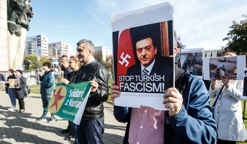 Kilkadziesiąt osób manifestowało dziś w Rzeszowie w pobliżu...