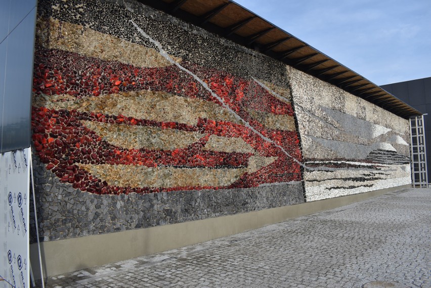 Kamienna mozaika na dworcu PKP w Oświęcimiu jest już gotowa. Będzie stanowiła ozdobę nowego kolejowego budynku [ZDJĘCIA]