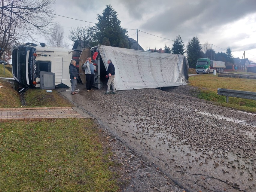 Wypadek ciężarówki w Biernej koło Żywca. Samochód przewrócił się podczas rozładunku. Ucierpiał kierowca. Droga była całkowicie zablokowana