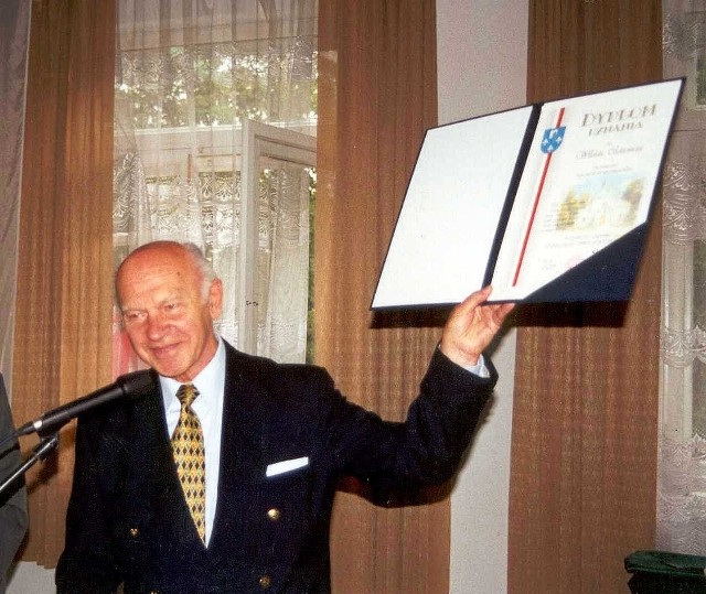 Prof. Witold Cęckiewicz w 2000 roku odebrał tytuł Zasłużonego dla Ziemi Nowobrzeskiej