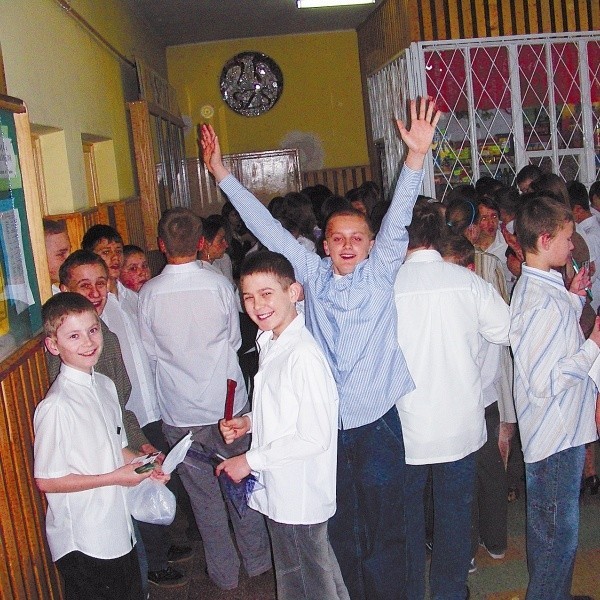 Uczniowie klas szóstych najliczniejszej w powiecie szkoły podstawowej, hajnowskiej "piątki&#8221;, tuż przed tegorocznym sprawdzianem