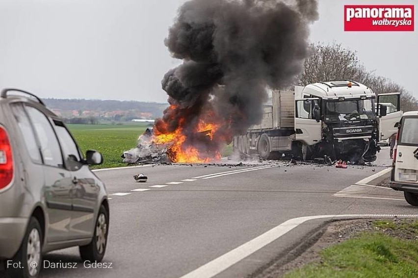 Samochód spłonął pod Osiekiem. Kierowca uciekł w ostatniej chwili