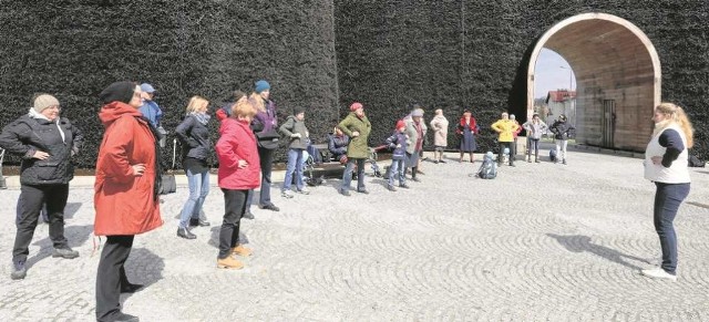 Gimnastyka lecznicza w tężni solankowej. Mimo zimna chętnych nie brakowało