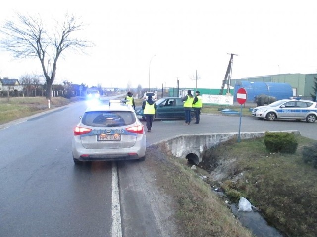 Trwa ustalanie okoliczności zdarzenia, jakie miało miejsce w środę przed godz. 4, w Kawęczynie Sędziszowskim k. Ropczyc, na drodze wojewódzkiej nr 987. Jak informuje rzecznik prasowy policji w Sędziszowie Małopolskim, ze wstępnych ustaleń wynika, że kierowca wjechał w trzy osoby.- Wtedy 22-letni poszkodowany mężczyzna rzucił się na kierowcę, zaczął go uderzać, groził mu, po czym wsiadł do jego auta i je przestawił. Usłyszał już zarzuty kierowania pod wpływem alkoholu, gróźb karalnych, zaboru auta i uszkodzenia ciała - mówi Wojciech Tobiasz, rzecznik policji.  - Dwie osoby zostały zabrane do szpitala, jedna została w szpitalu, a druga po badaniach została wypisana do domu - dodaje.Kierujący osobowym citroenem, 30–letni mieszkaniec gminy Sędziszów Małopolski był trzeźwy.Czynności w tej sprawie prowadzi komisariat policji w Sędziszowie Małopolskim.