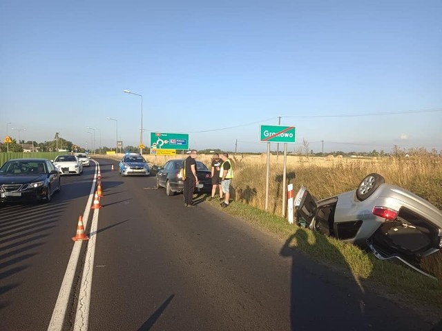 W środę (10.08) na drodze krajowej numer 15 w miejscowości Gronowo w gminie Lubicz doszło do zderzenia dwóch samochodów osobowych. Jedno z nich - audi - wylądowało w rowie.