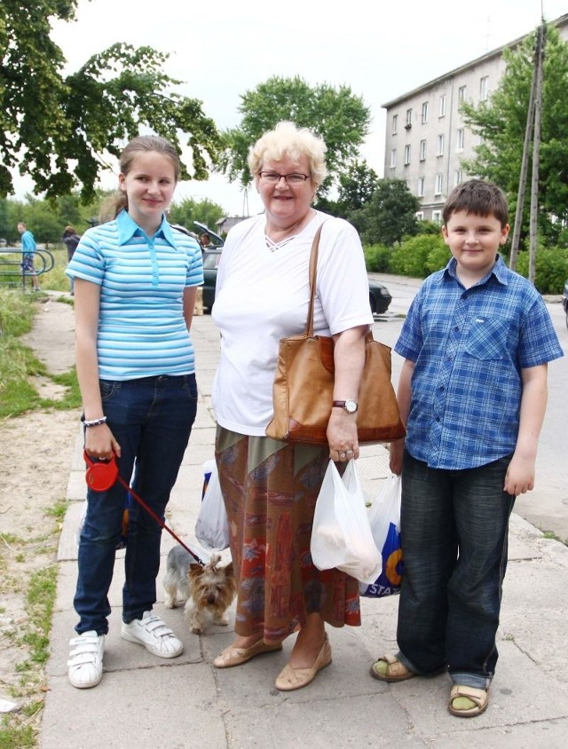 - Jestem w szoku, kto to wymyślił &#8211; mówiła Izabela Marlecka, mieszkanka osiedla. &#8211; Przecież tu w dni targowe się kompletnie przejść chodnikiem nie dało, bo wszystko pozastawiane i trzeba na ulice wychodzić, żeby je ominąć.