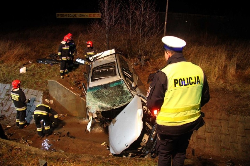 Dramatyczny wypadek na drodze krajowej numer 73 między Dąbrową a Wiśniówką koło Kielc! BMW wypadło z trasy. Kierowca nie żyje!