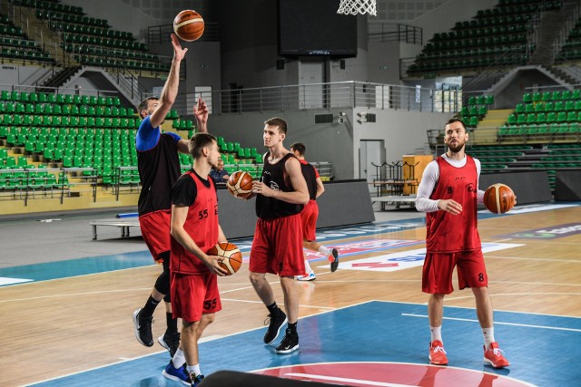 Michał Chyliński (z prawej) jak na kapitana przystało w Ostrowie zdobył najwięcej punktów (20). Bydgoszczanin znalazł się w najlepszej piątce 1. tygodnia Energa Basket Ligi