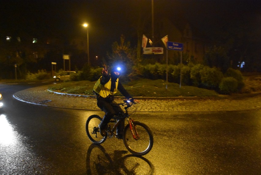 Kilkadziesiąt samochodów wyjechało w ramach protestu na...