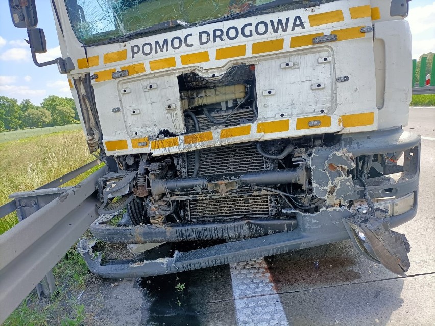 Wypadek na autostradzie A4 pod Wrocławiem. Laweta wjechała w tira