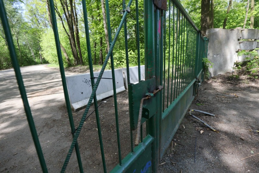 Zamknięta brama do Parku Śląskiego znajdująca się na terenie wielkiej wycinki