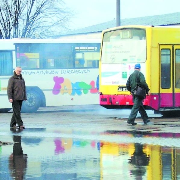 Nie tylko autobusy wymagają napraw. Janusz Nowakowski, główny specjalista w MPK, martwi się stanem placu w zajezdni. Kałuże uniemożliwiają manewry, a pojazdy niszczą tu podwozia.