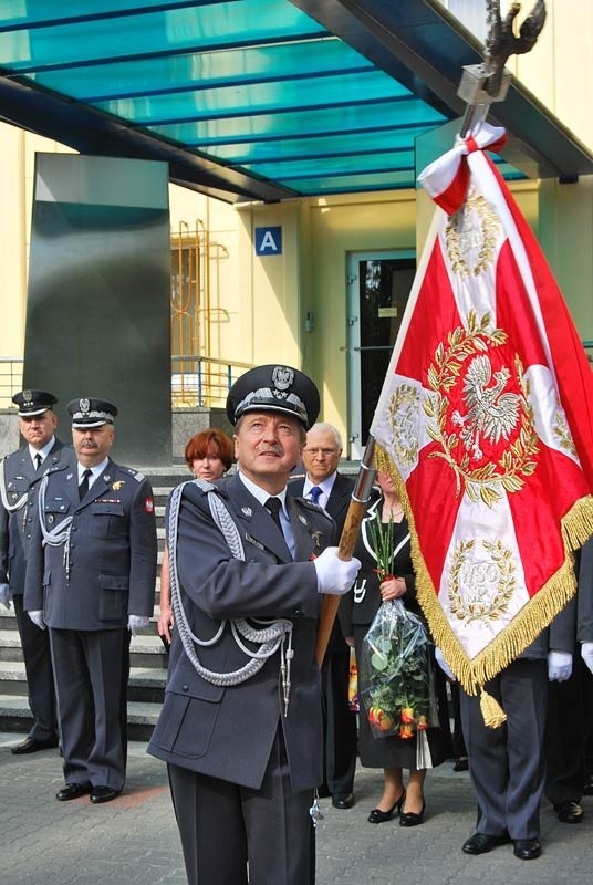 Generał broni Lech Majewski ze sztandarem Sił Powietrznych.