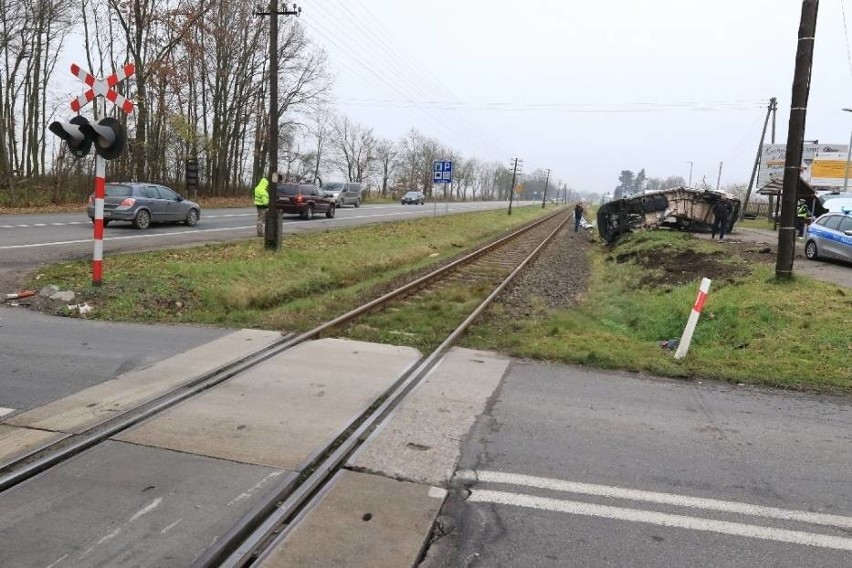 Wypadek na przejeździe kolejowym w Łysomicach [WIDEO,...