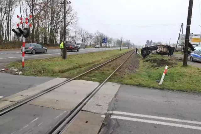 Wypadek na przejeździe kolejowym w Łysomicach [WIDEO, ZDJĘCIA]
