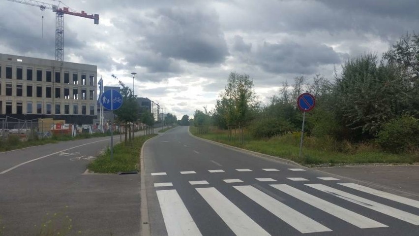 Strażnicy miejscy założyli blokady na koła samochodów, które...