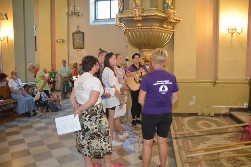 41. Kielecka Piesza Pielgrzymka na Jasną Górę dotarła do Piekoszowa. Zobacz zdjęcia